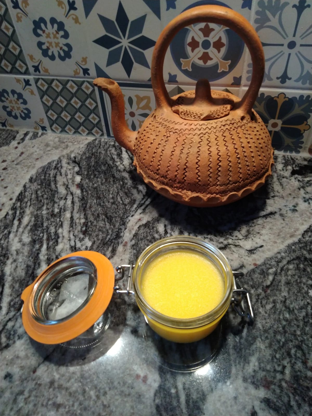 Pot de ghee accompagné d’une théière en terre cuite
