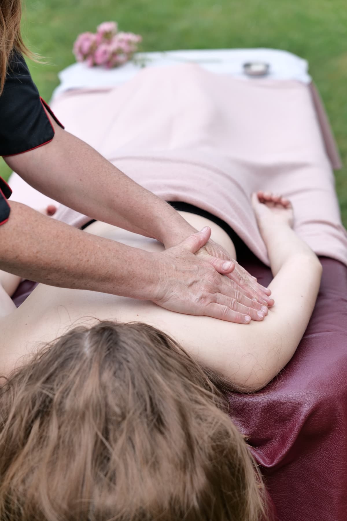 Massage de la nuque et du haut du dos pendant un soin corporel
